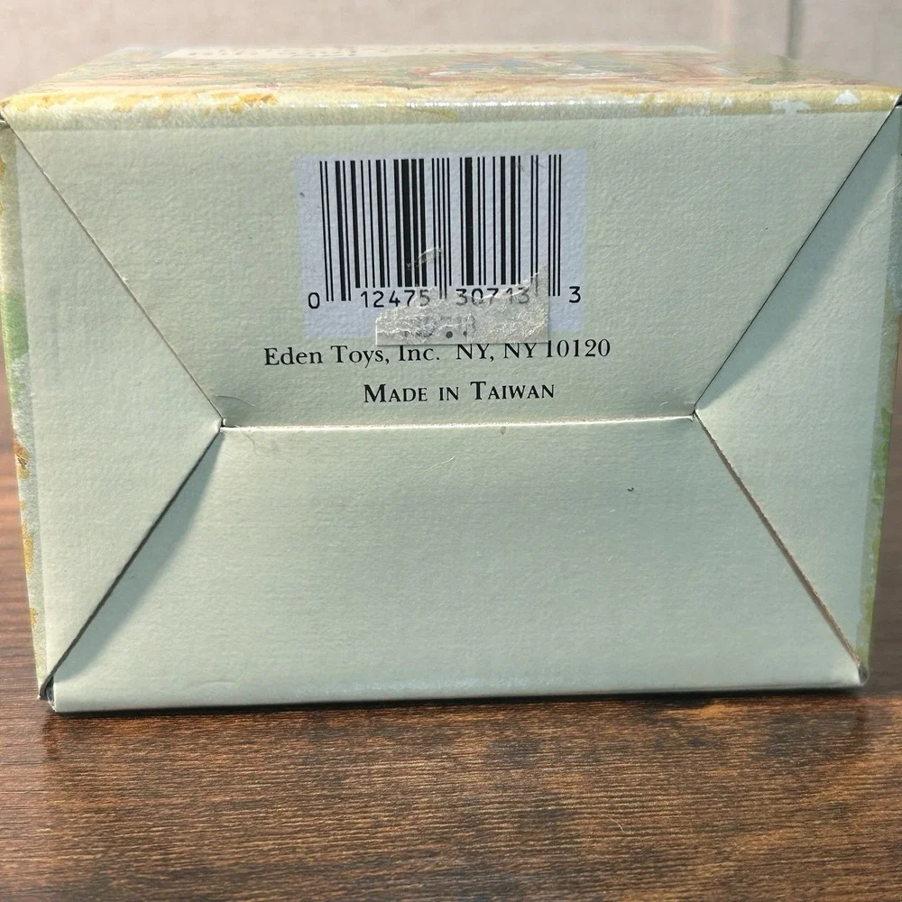 VTG Peter Rabbit New in the Box Vinyl Bib Two-Handled Plastic Sippy Cup Set Eden